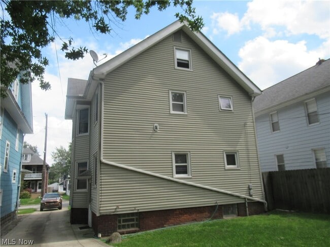 Building Photo - 1520 Ridgewood Ave