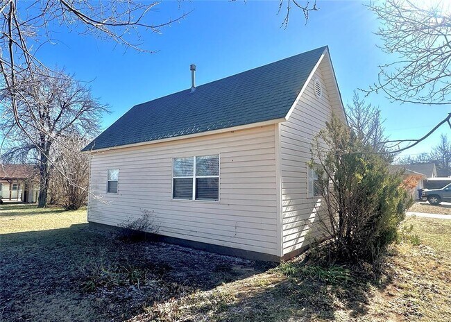 Building Photo - 424 N Oak St