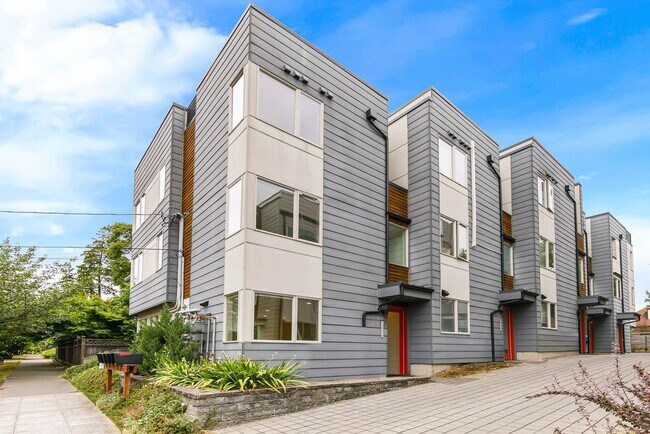 Foto del edificio - 3 Bedroom Modern Industrial Townhome with City Views & Rooftop Oasis