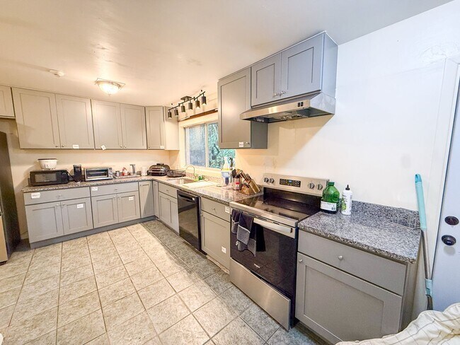 Foto del edificio - Large 9 Bedroom House In Walking Distance to Sorority Row