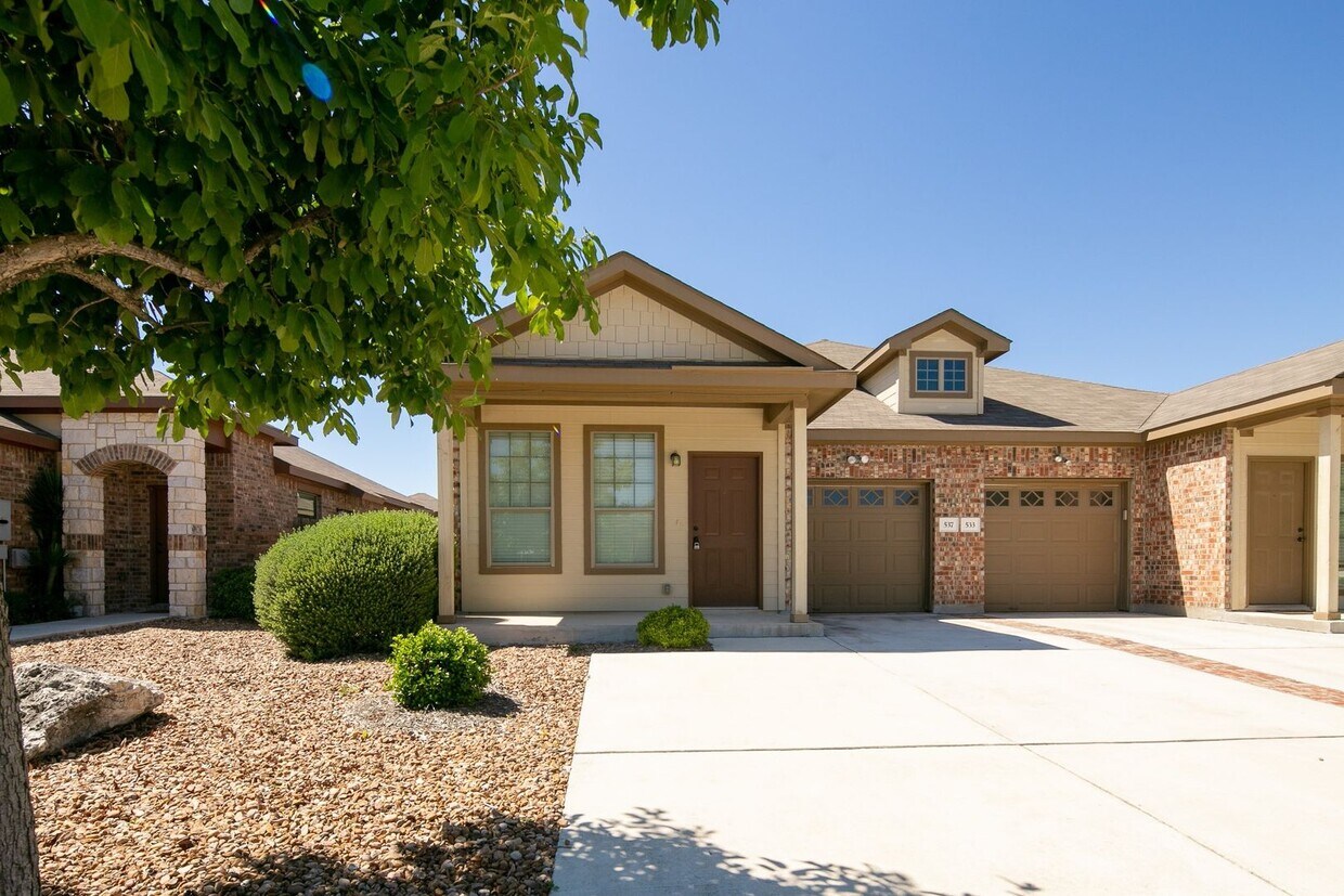 Foto principal - Beautiful 3 Bedroom Duplex Located in New ...
