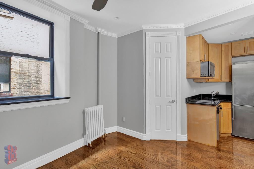 Primary Photo - 326 E 35th St