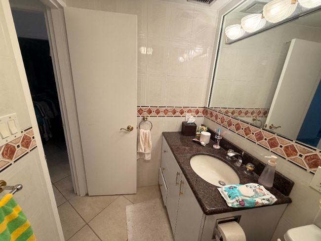 Foto del edificio - 5825 Collins Ave