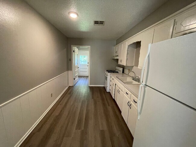 Building Photo - 2 Bed 1 Bath Duplex in Choctaw