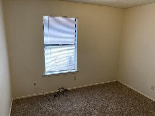 Building Photo - 1315 Southport Dr