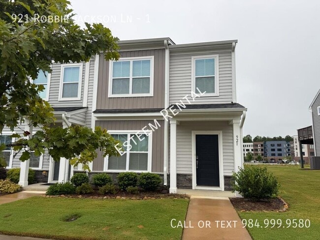 Foto del edificio - 921 Robbie Jackson Ln