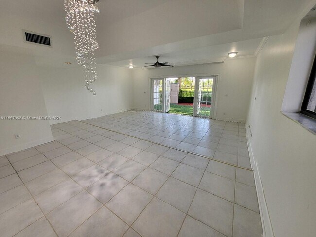 Foto del edificio - 650 NE 195th St