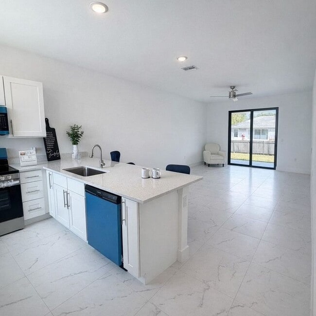 Building Photo - 2416 Xelda Ave N