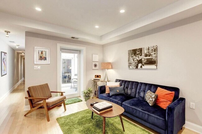 Foto del edificio - Unique One-Bedroom + Den in Truxton Circle...