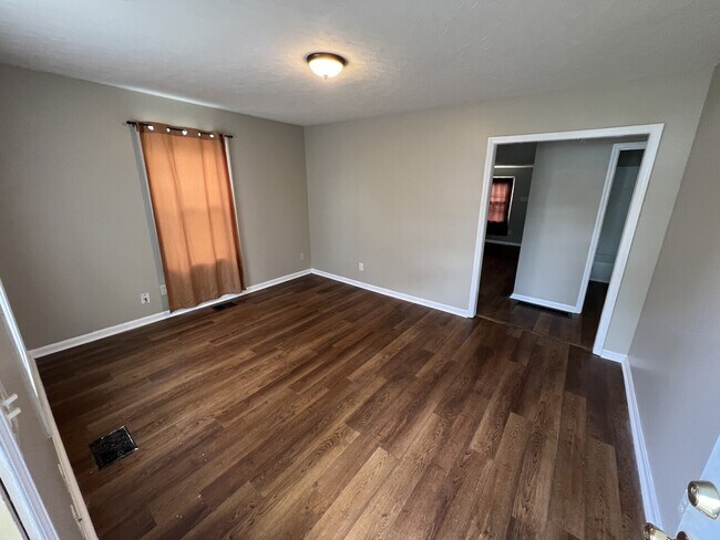 Building Photo - Elmwood