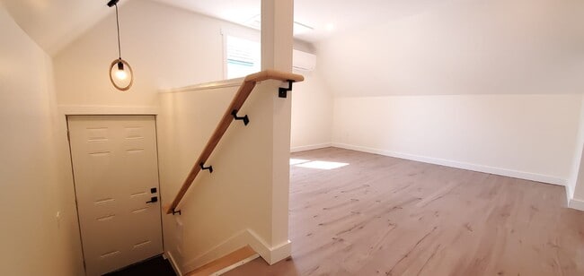 Building Photo - 39 Dunbar St