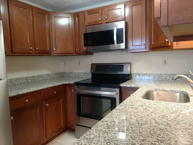 Building Photo - Beautiful Townhouse in Quail Run Community