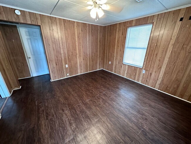 Building Photo - Cozy 2/1!