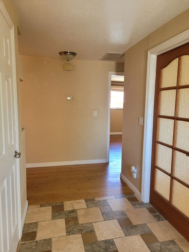 Building Photo - Pet Friendly Carson Home