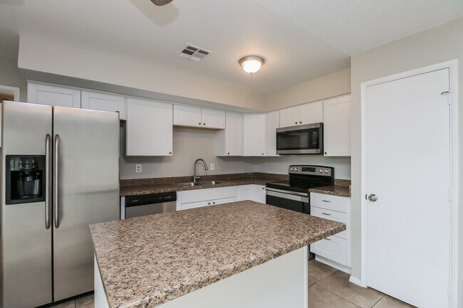 Building Photo - 1302 W 7Th Drive