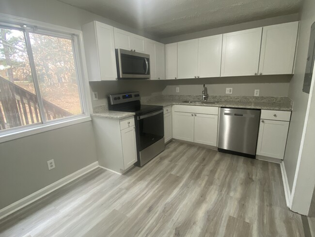 Building Photo - 1627 Line Cir