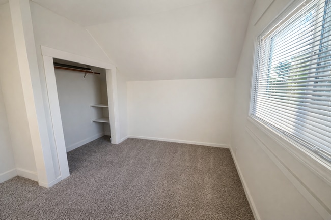 Building Photo - 449 SE 4th Ave