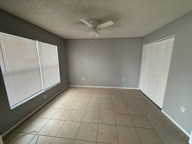 Foto del edificio - Centrally located 3/2 with 2 car garage. Pet friendly. Lawncare included.