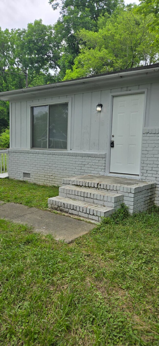 Building Photo - 533 Branham Ave SW