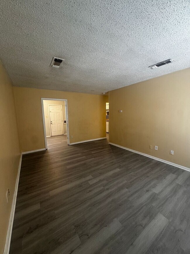 Building Photo - Located in Lawndale 3/1