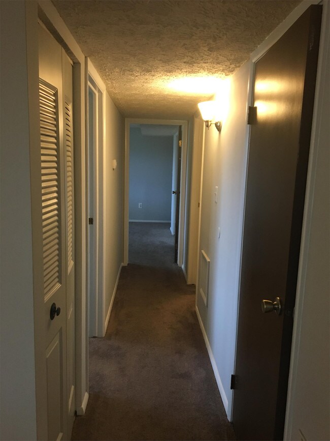 Building Photo - 830 Heather Ridge Dr