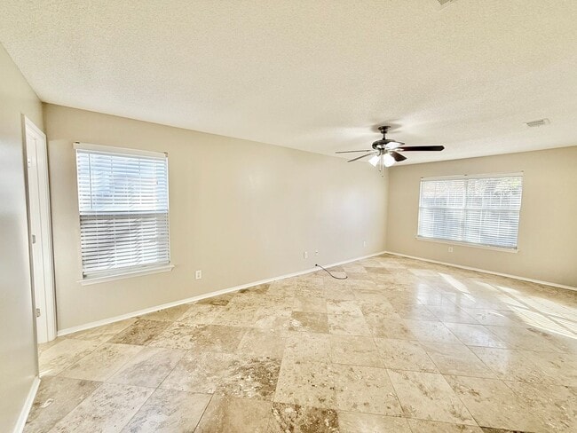 Foto del edificio - Spacious 3-Bedroom Home - Ideal Location