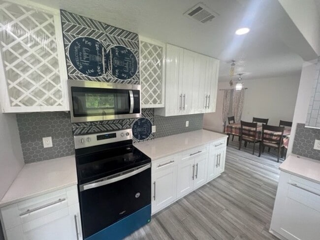Building Photo - 1450 MARIPOSA DRIVE NE