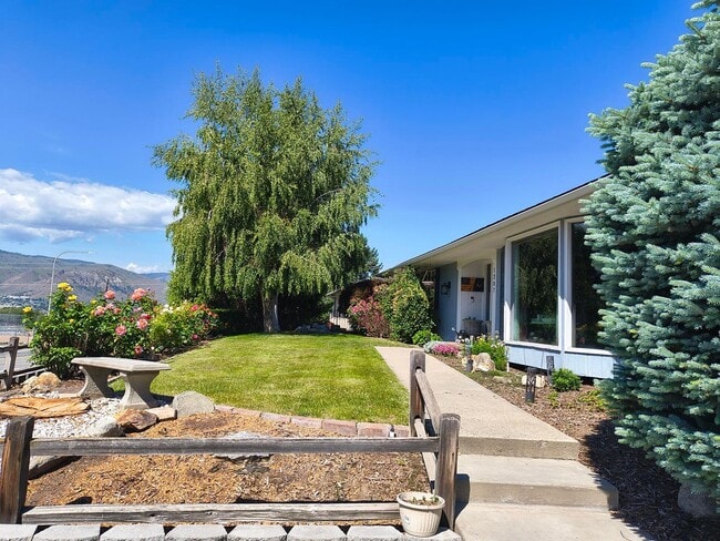 Building Photo - Spacious 4 bed, 2.5 bath with HEATED POOL ...