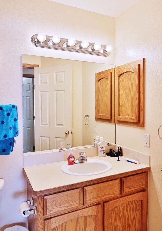 Building Photo - 3 Bedroom, 2 Bath Ranch Home with 2 Car Attached Garage in Loveland, CO