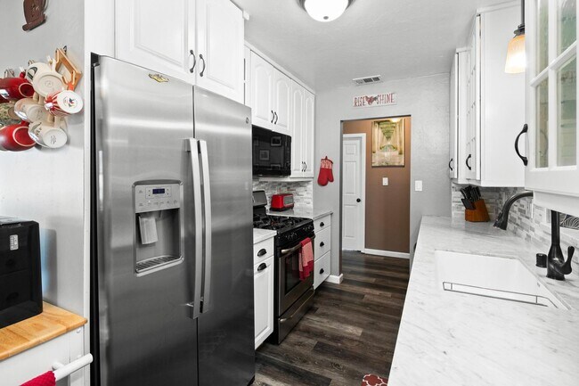 Foto del edificio - Beautiful, remodeled house with a pool & outdoor kitchen