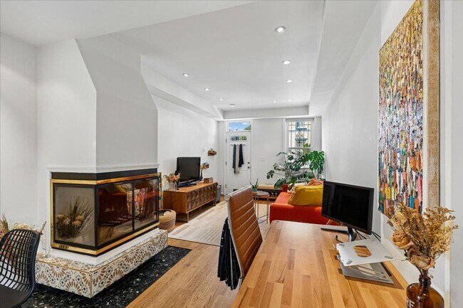 Foto del edificio - Charming 2 BR 1, 5 BA in the heart of the city near transportation