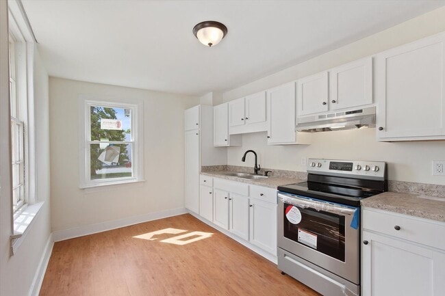 Building Photo - Coming Soon! Bright 3 Bedroom, 1.5 Bath Ho...
