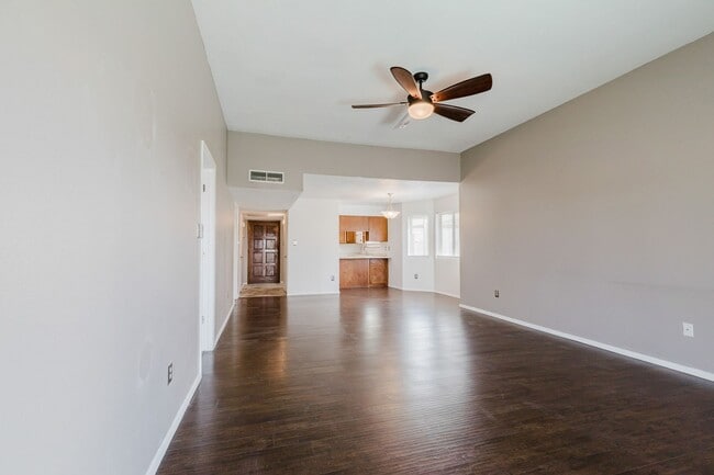 Foto del edificio - Newly Updated Two Bedroom Two Bath Townhou...