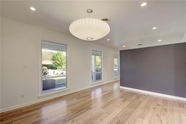 Foto del edificio - 3005 White Rock Dr