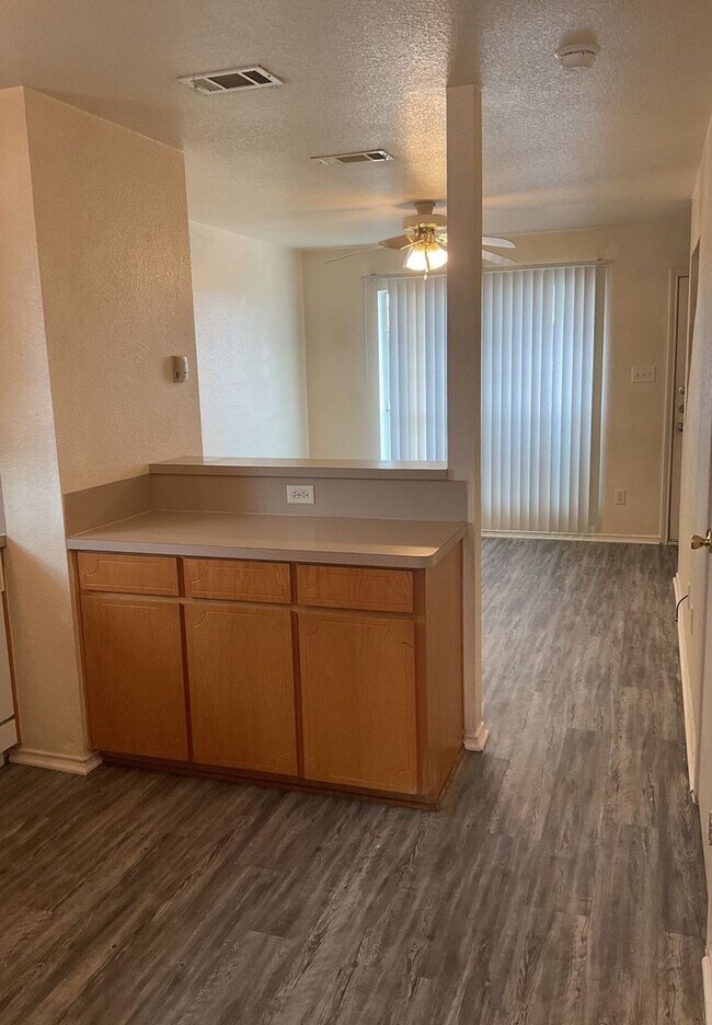 Foto del edificio - AVAILABLE NOW!