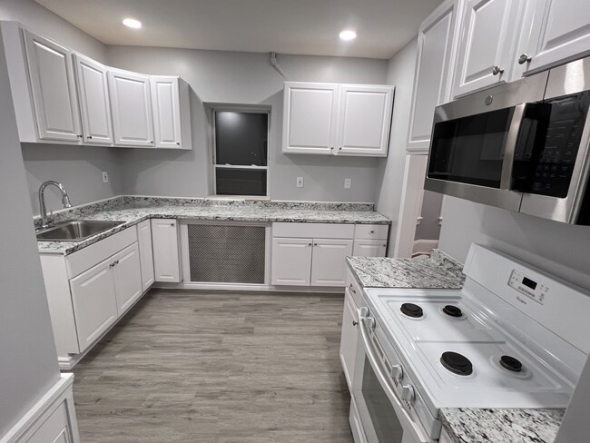 Photo - 938 Enfield St Apartments