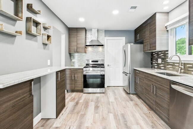 Building Photo - 241 Deerpath Ct