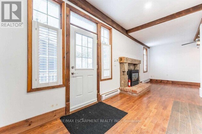 Photo du bâtiment - 336-336 Locke St S