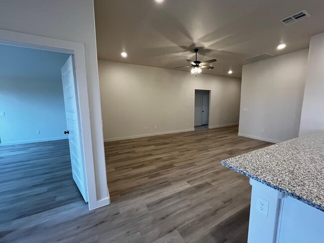 Building Photo - 2028 Cottonwood Ave