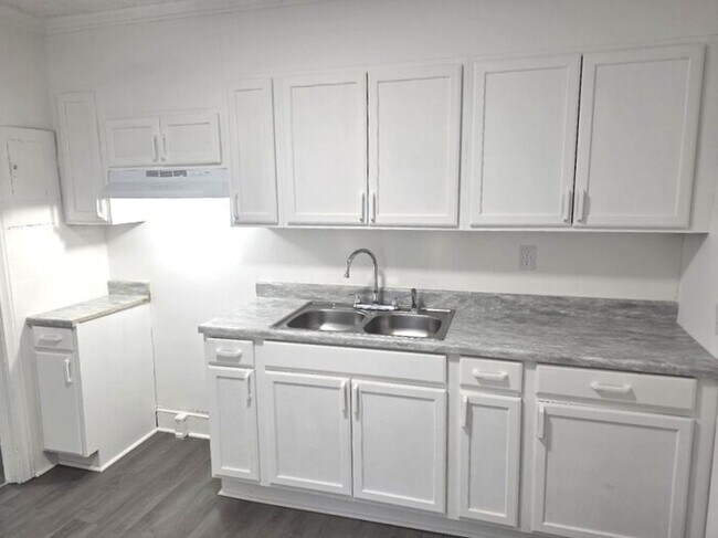 Foto del edificio - For Rent: Renovated Three Bedroom House in...