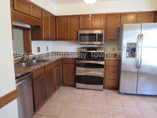 Building Photo - 4560 Marlwood Way