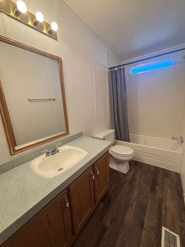 Building Photo - 3 Bedroom 2 bathroom