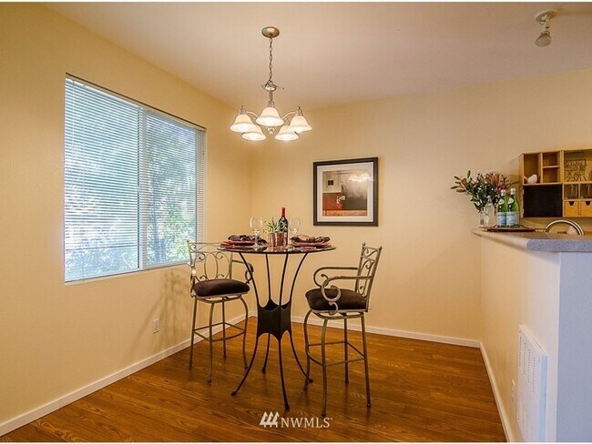 Building Photo - 2 Bedroom Condo in Sammamish