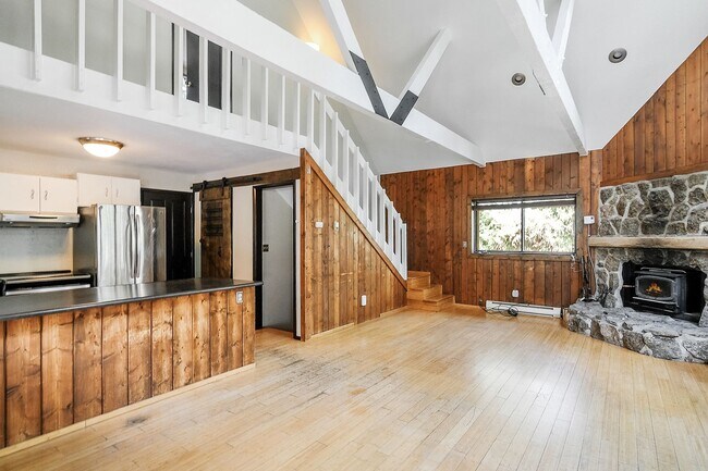 Foto del edificio - Cabin in the woods!  Fenced Yard!  Year le...