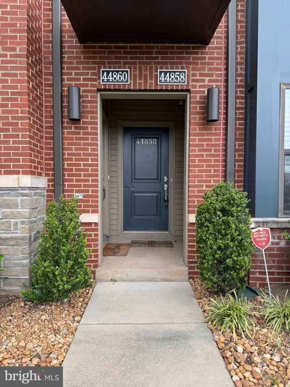 Building Photo - 44858 Tiverton Sq