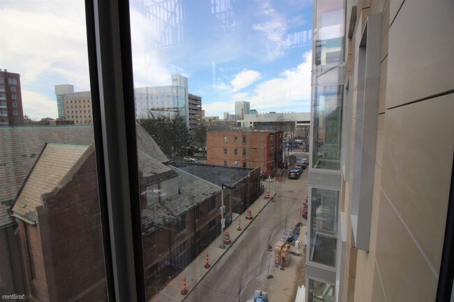 Foto del edificio - 4 br, 2 bath  - 1065 Tremont St # 18M