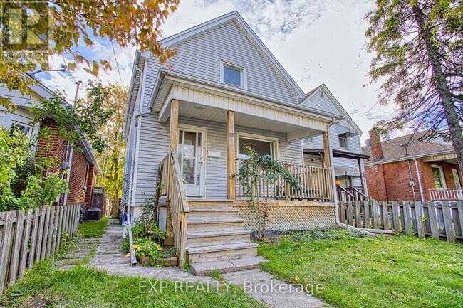 Photo du bâtiment - 118 Garside Ave N