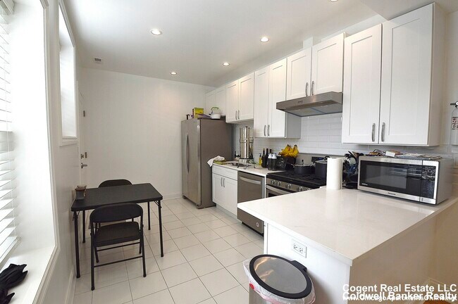 Foto del edificio - 2345 Irving Park Rd