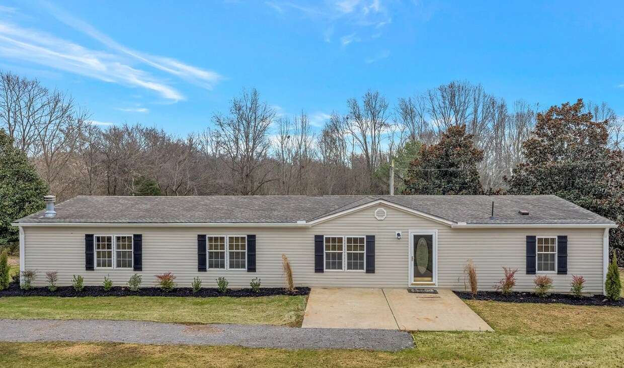 Primary Photo - 15 Lakeview Dr