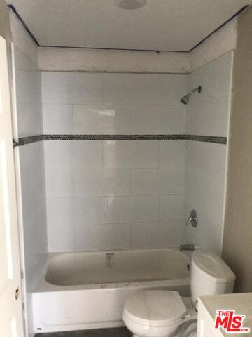 Foto del edificio - 323 E 52nd St
